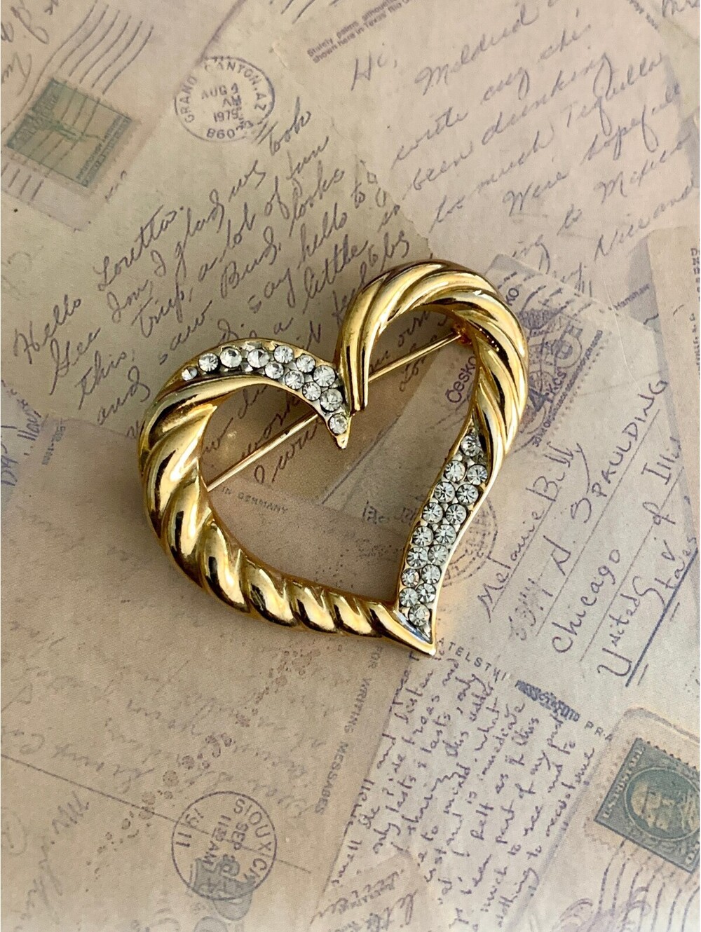 Vintage Glamorous Gold Heart Brooch with Sparkling Rhinestones